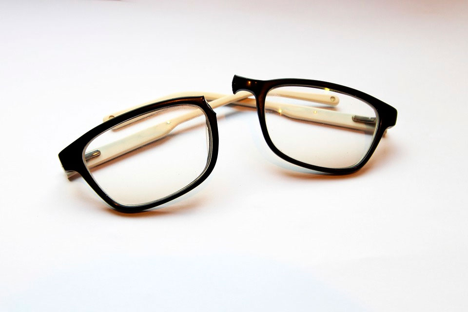 Taller de gafas — reparación de monturas
